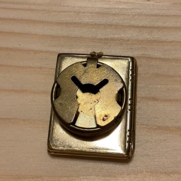 Vintage Gold-Tone Hinged Photo Locket Book Style Button Cover - Picture 4 of 6